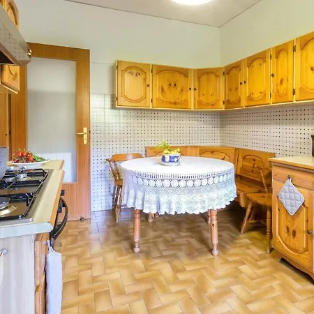 3 Bedrooms Sunny With Terrace & View Apartman