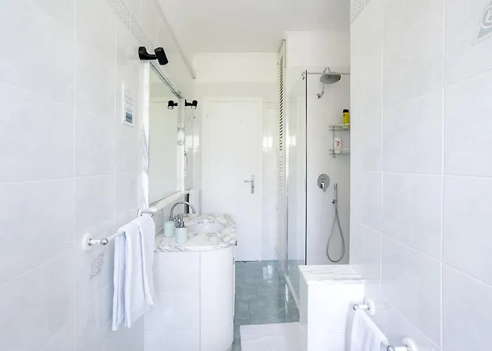 3 Bedrooms Sunny With Terrace & View Апартаменти